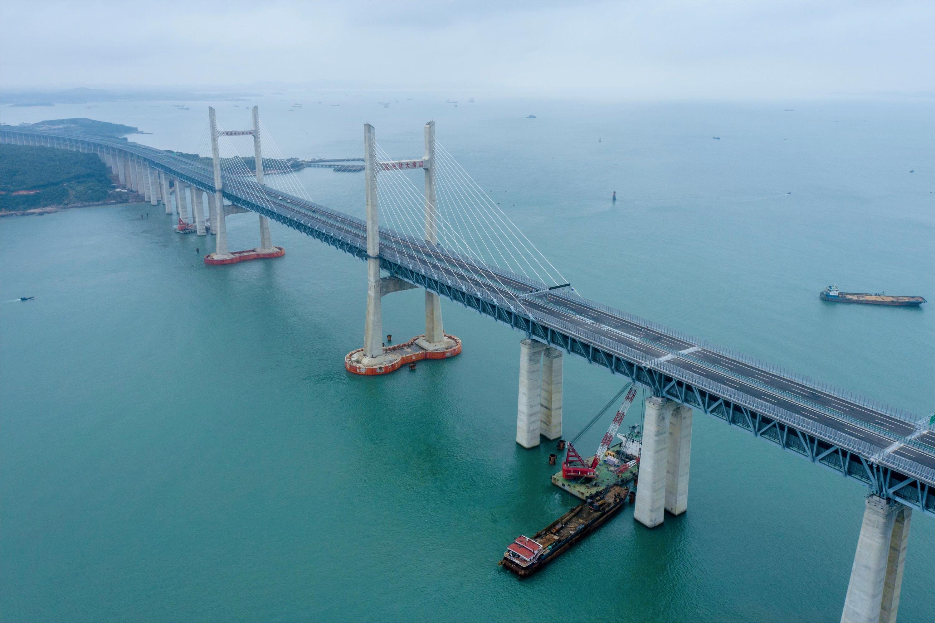 平潭海峡公铁大桥与海面景观